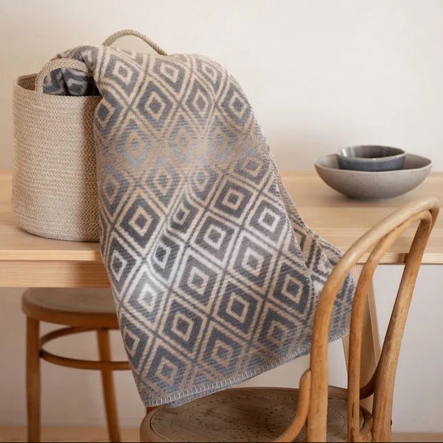 DAVID FUSSENEGGER - SAVONA LOZENGE SHAPES GRADIENT - SMOKE throw