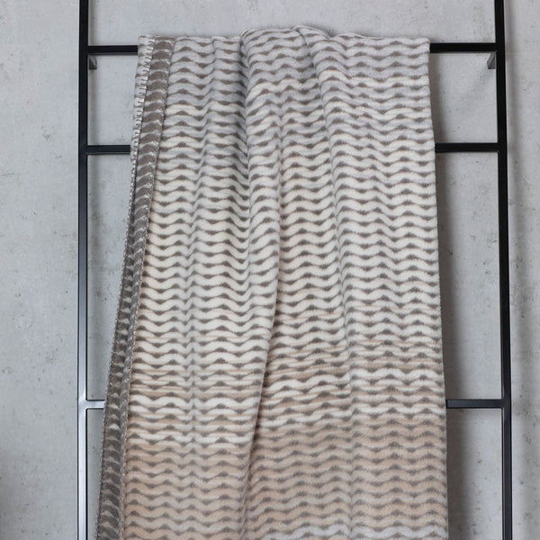 DAVID FUSSENEGGER -  SAVONA GRADIENT - BEIGE WAVES  throw